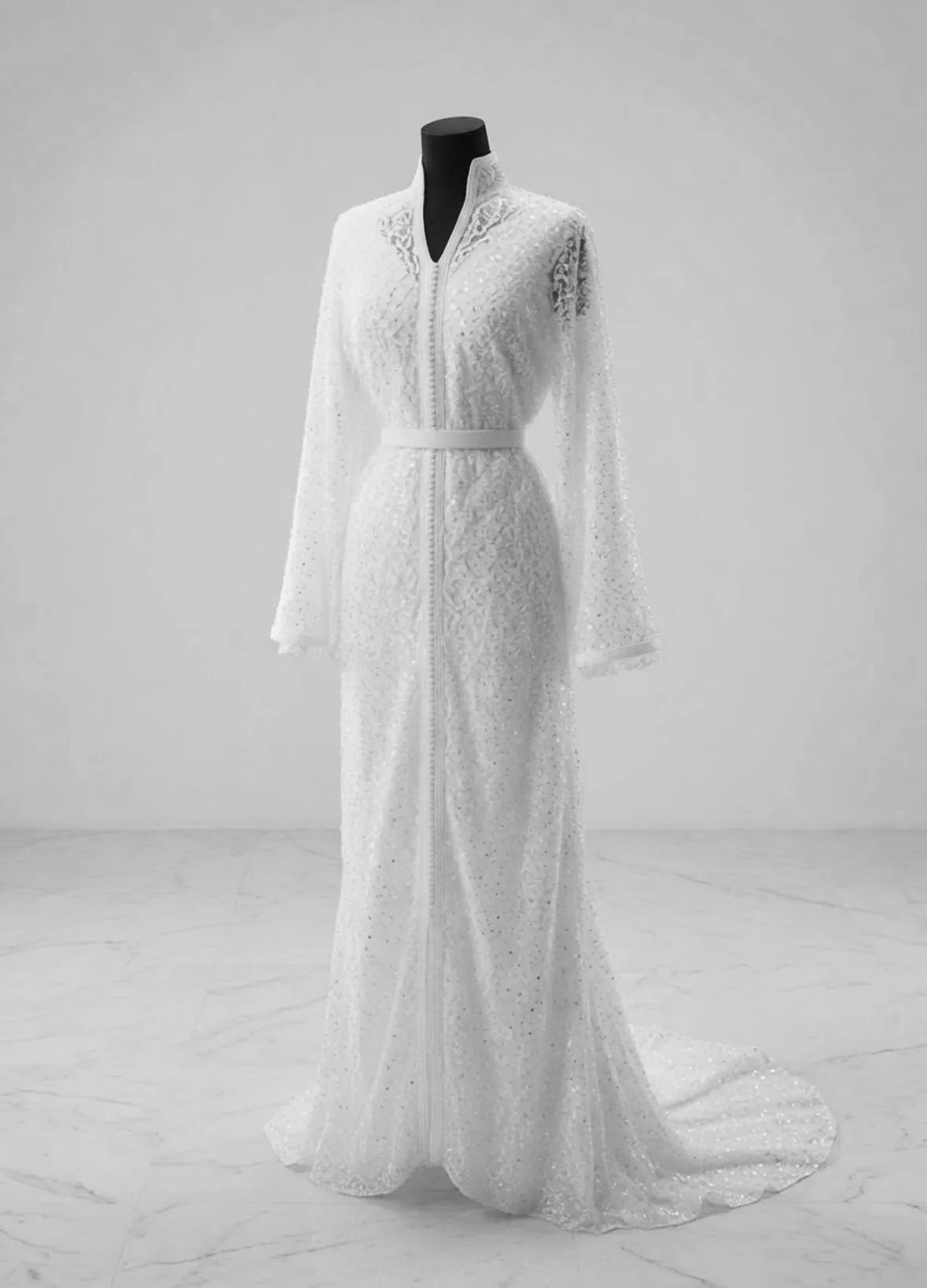Caftan perlé, col montant et ceinture