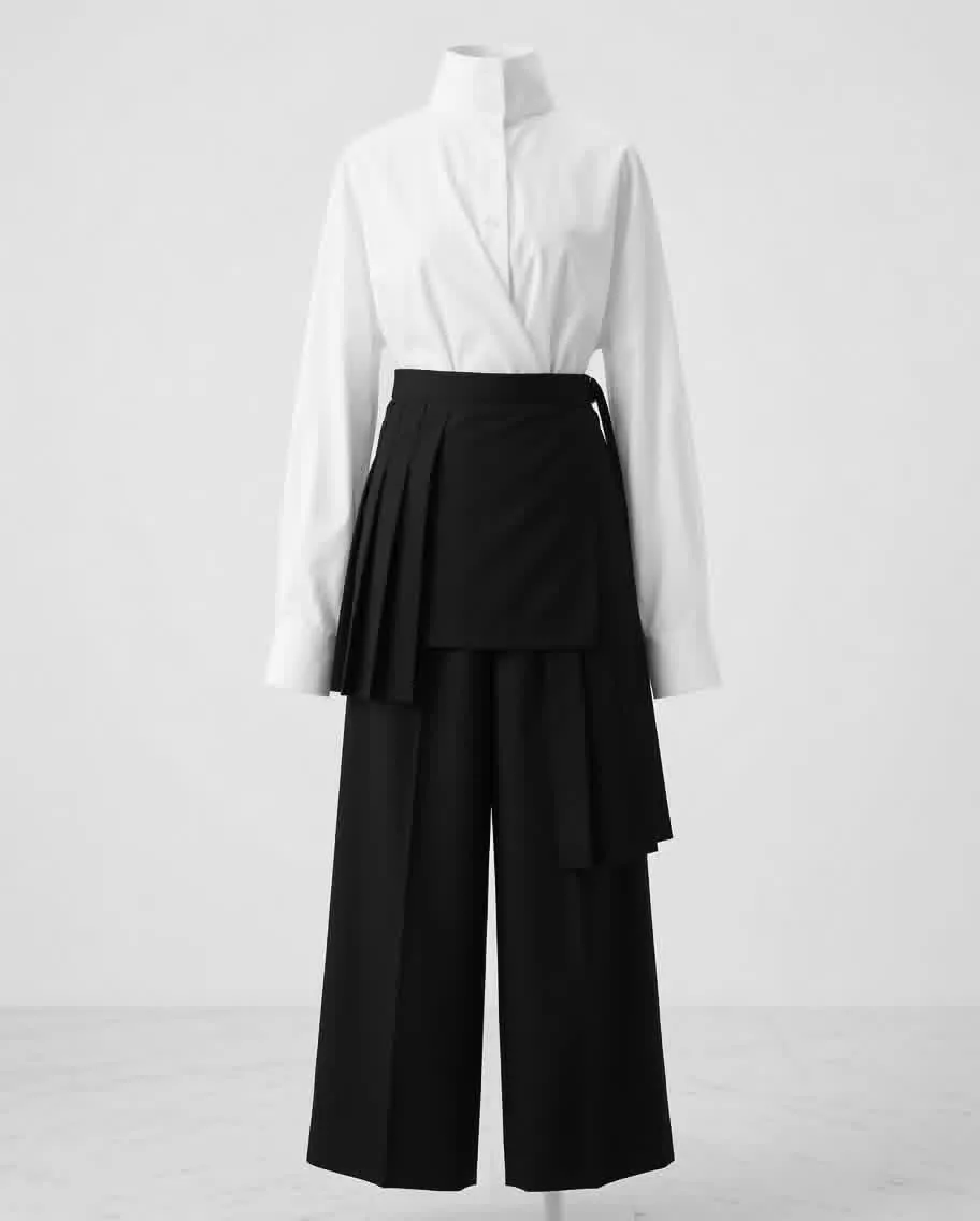 Ensemble prêt-à-porter : chemisier blanc et pantalon large à jupe plissée